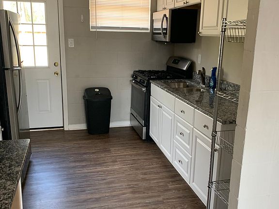 Kitchen and second entrance to the yard.