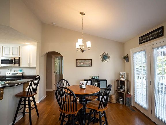 4th image of 465 Surrey Pl