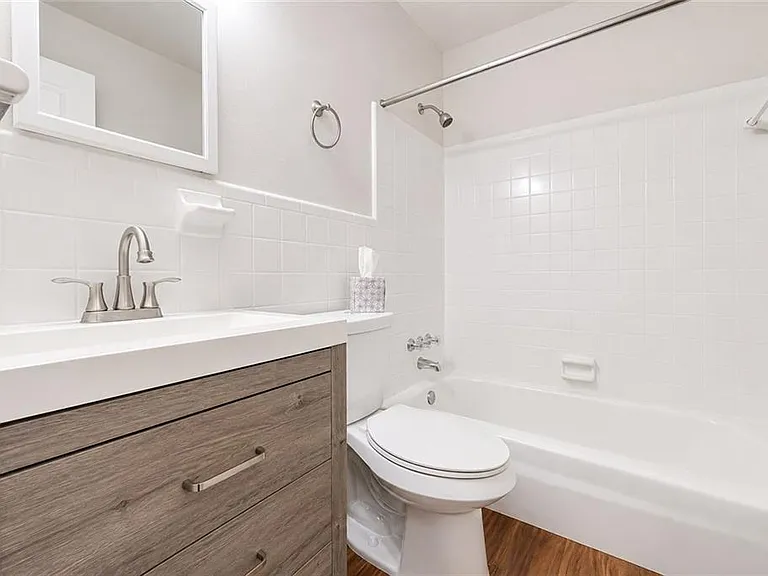 3203 E Point St #4 — Photo 8