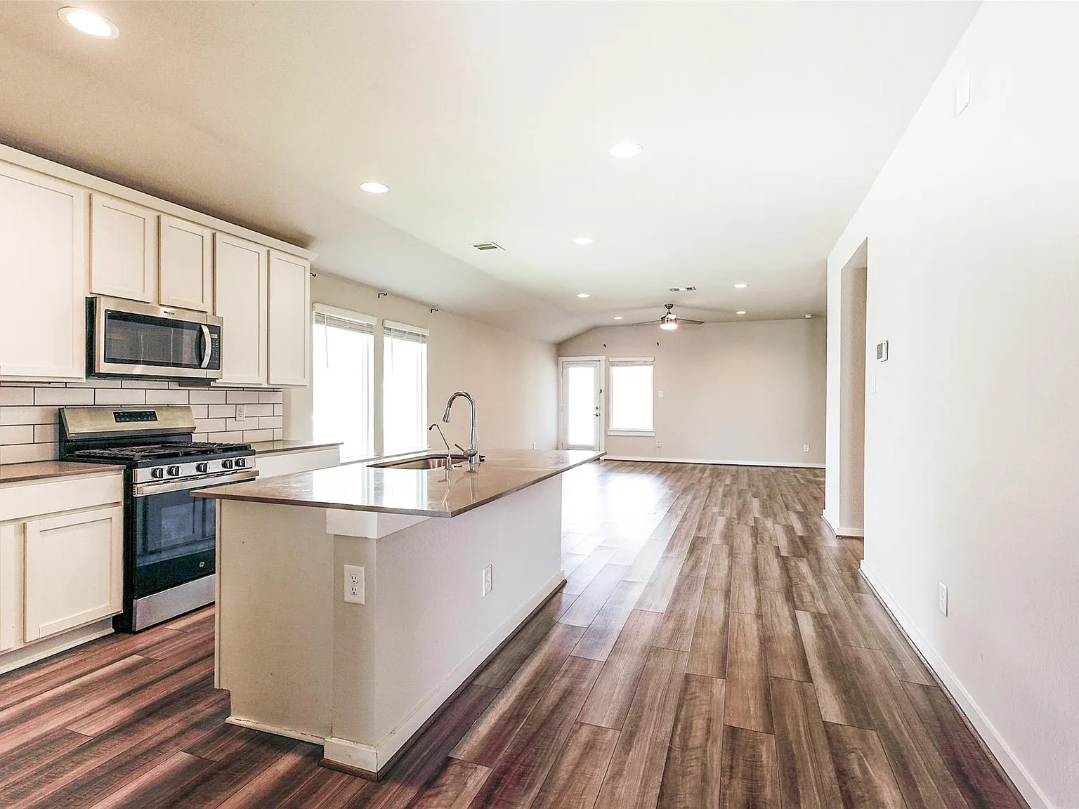 4 bed, 2.0 bath, 1792 sqft, $2,300 — Photo 2