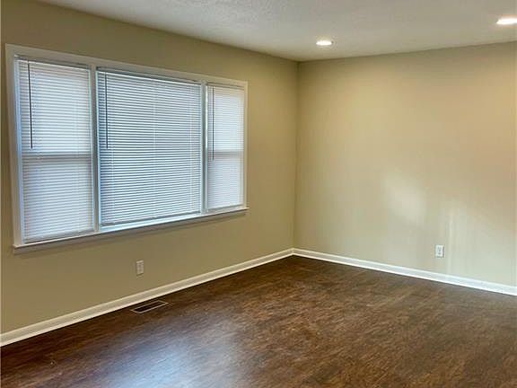 5th image of 379 Cliffwood Dr