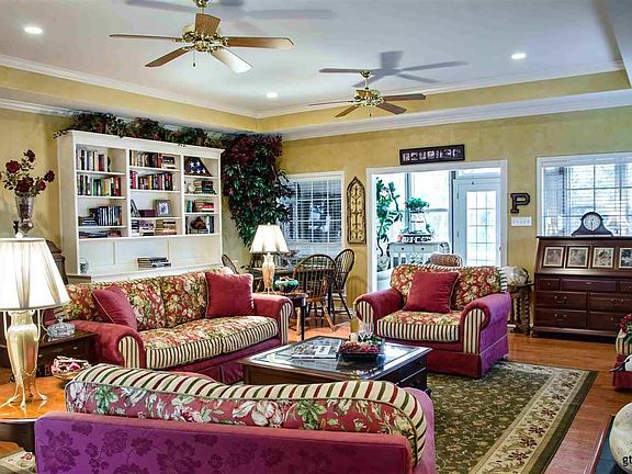 2nd image of 115 Lakewood Cir