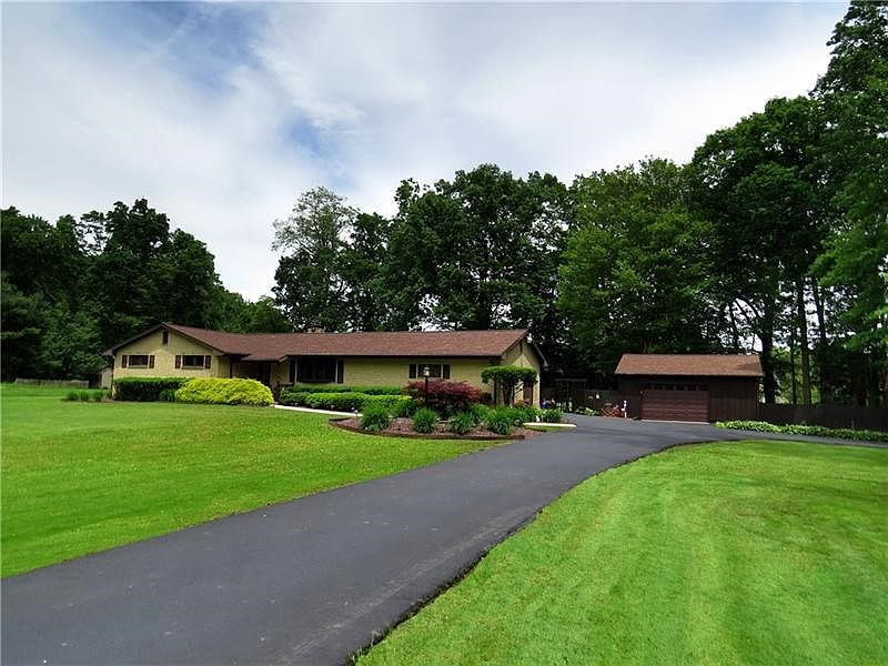 1st image of 107 N Breezewood Dr