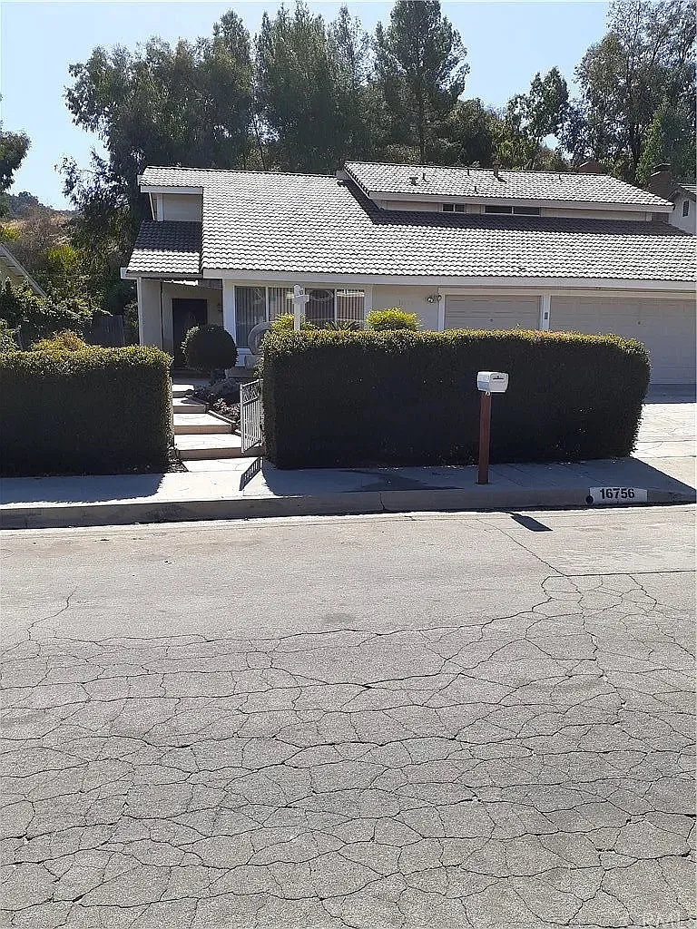 5 bed, 2950 sqft, $6,500 — Photo 1