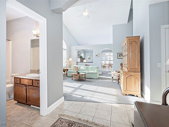 3rd image of 405 Creekside Dr