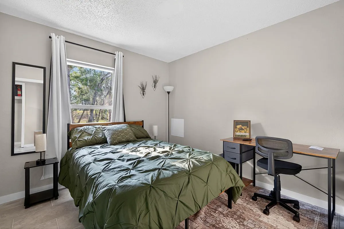8 bed, 2.0 bath, 2084 sqft, $669 — Photo 1