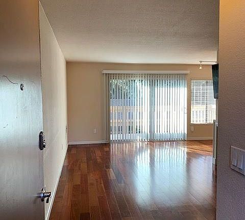 3rd image of 300 Glenwood Cir APT 303