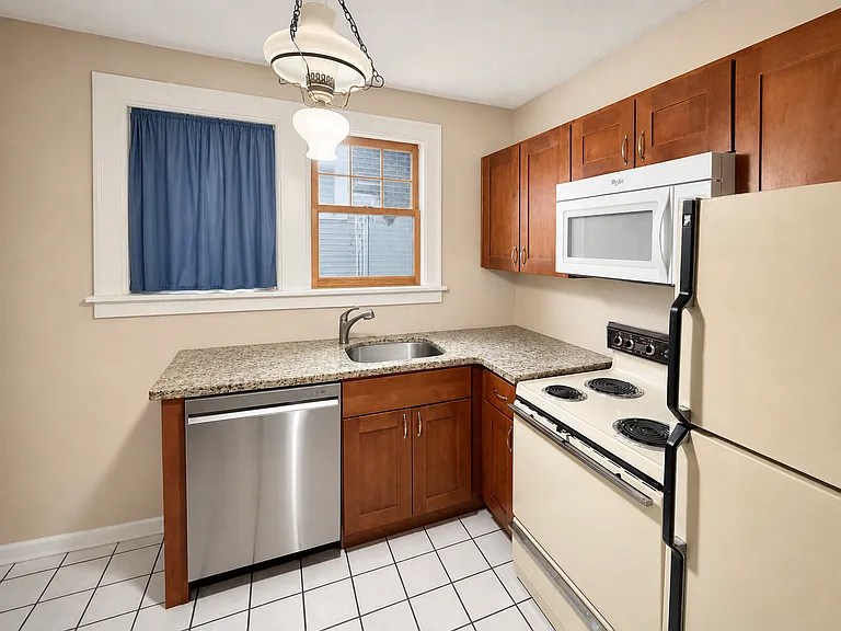 1014 Mirror St — Photo 3