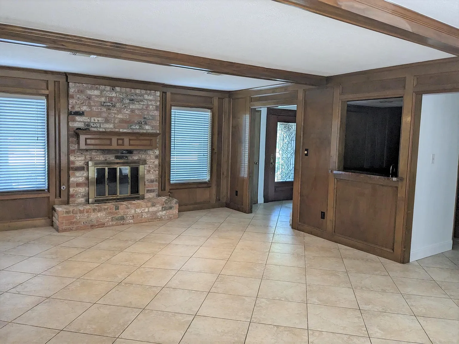 4 bed, 2.5 bath, 2391 sqft, $2,325 — Photo 3