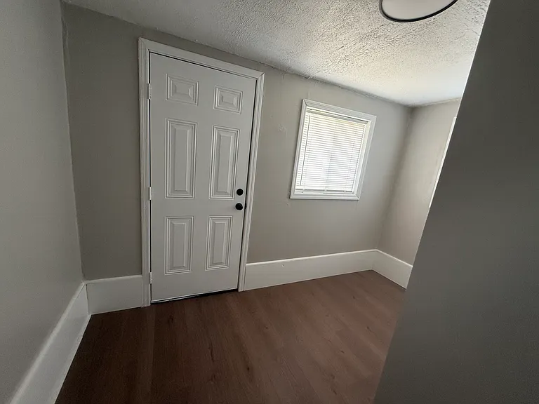 2042 Lee Ave — Photo 9