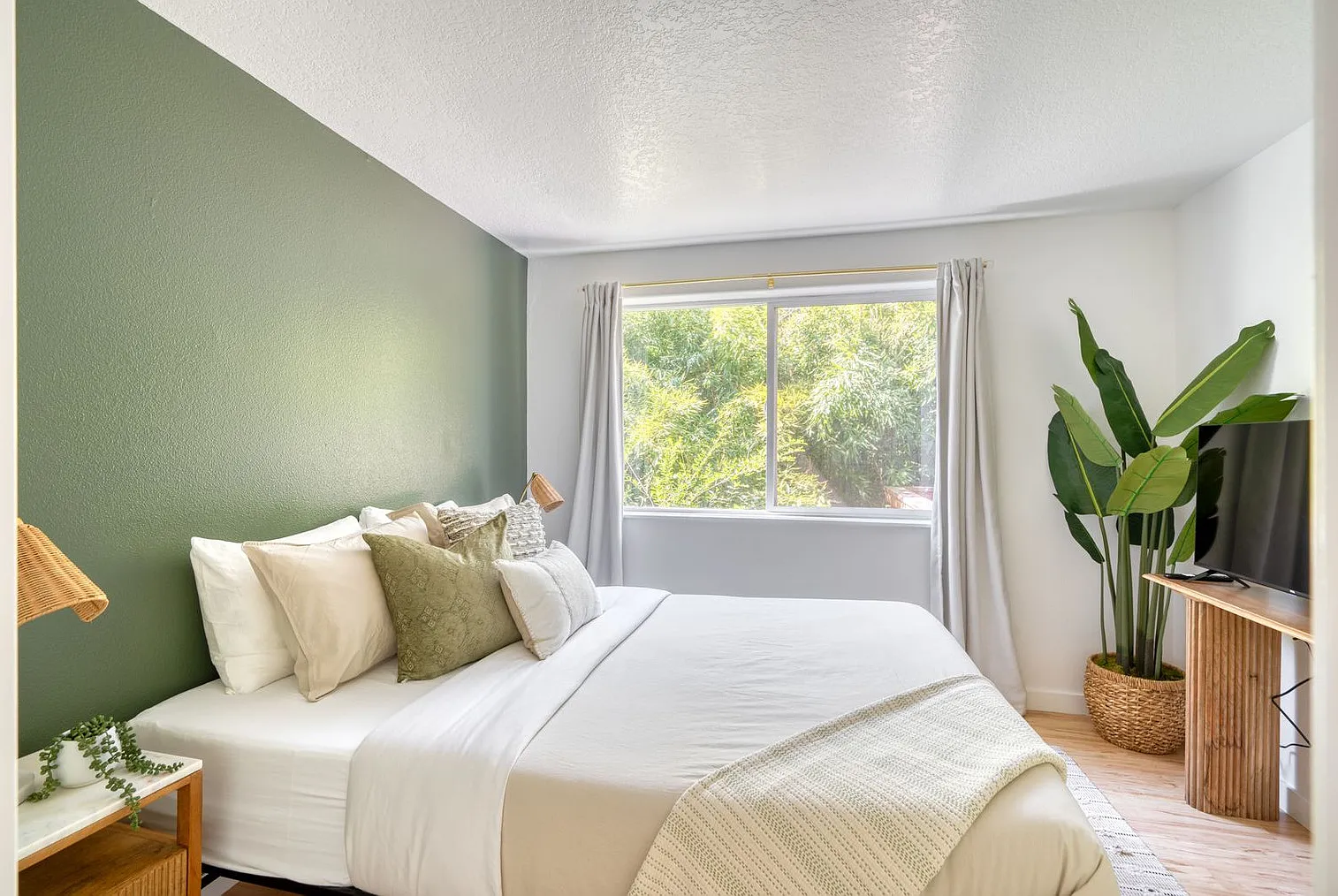 1 bed, 1.0 bath, 548 sqft, $2,367 — Photo 4