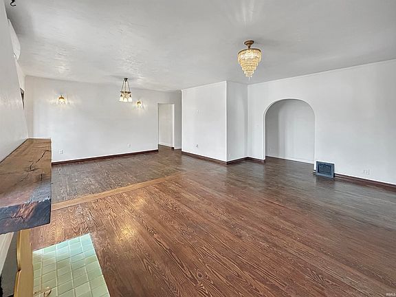 4th image of 209 W 9th St