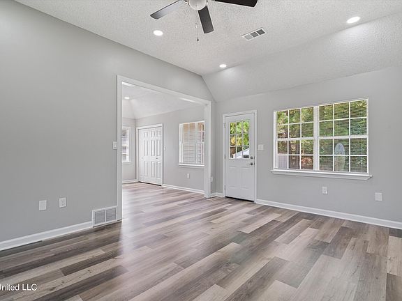 4th image of 560 Huggins Dr