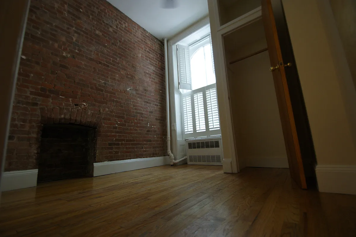 Building Photo - 42 Morton St #1W