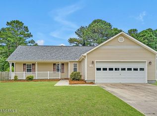 132 Lawndale Ln, Sneads Ferry, NC 28460