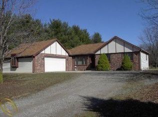 90 Jeni Ln, Milford, MI 48380