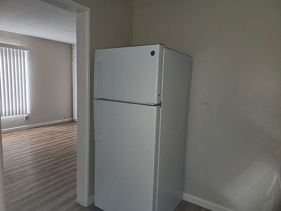 3rd image of 5729 California Ave #C