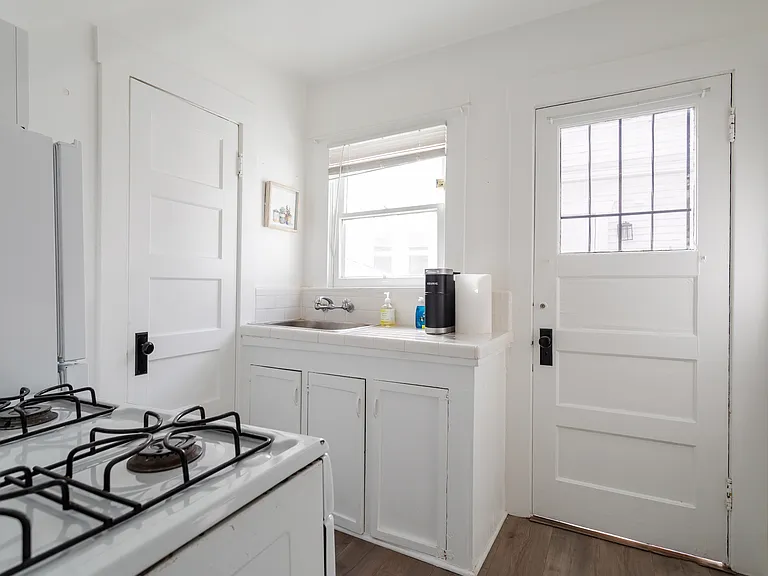 653 Flower Ave #B — Photo 9