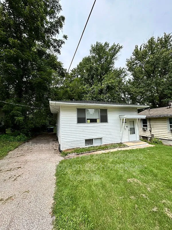 3 bed, 1.0 bath, 1000 sqft, $1,350 — Photo 1