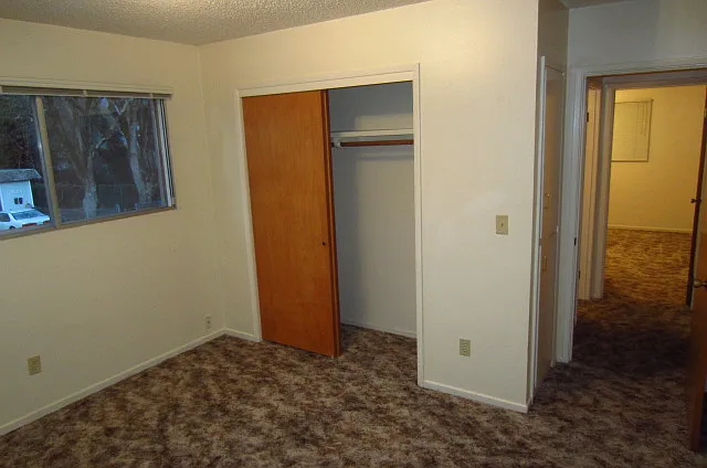 525 NW C St #C — Photo 7