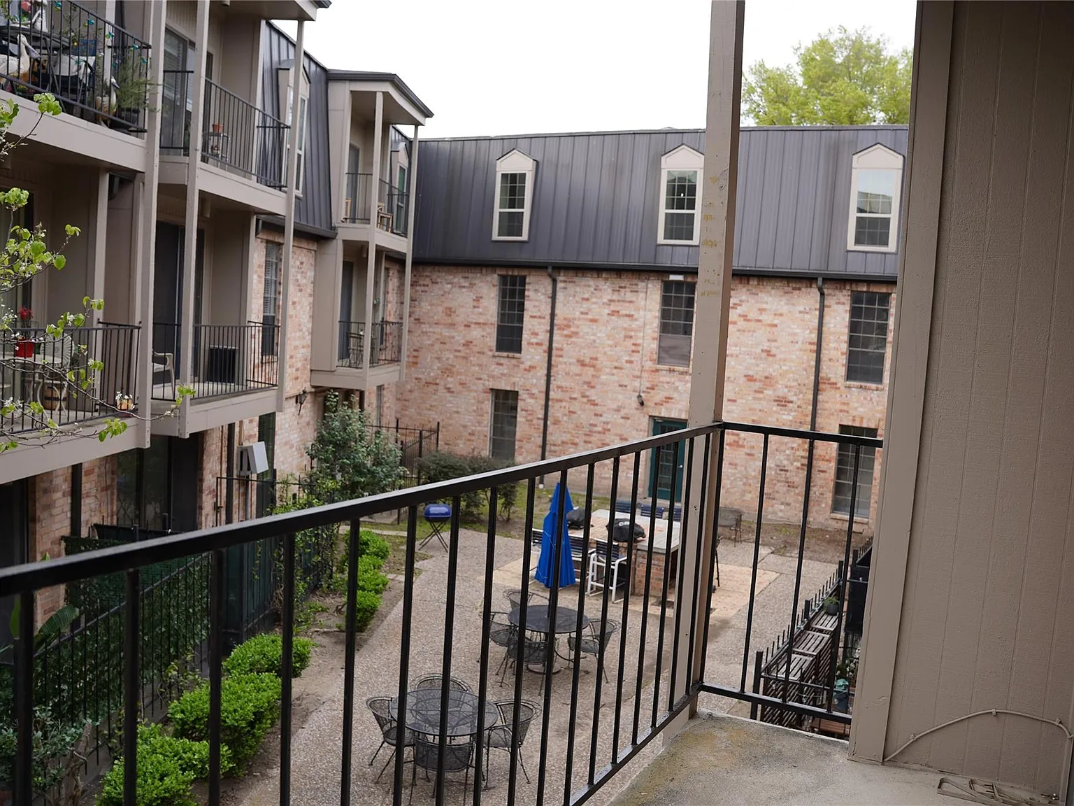 1 bed, 1.0 bath, 748 sqft, $1,250 — Photo 2