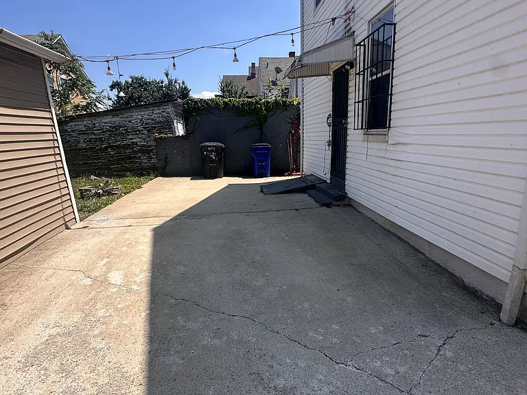 1529 E 32nd St #1 — Photo 8