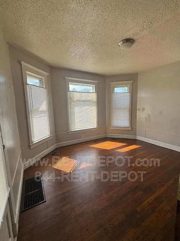 4 bed, 1.0 bath, 2120 sqft, $995 — Photo 3