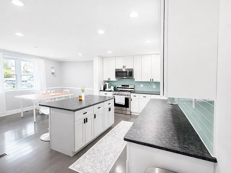901 Cooke Ln — Photo 2