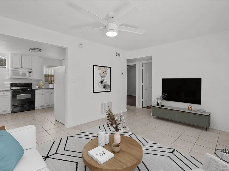 918 Winnie St #103 — Photo 2