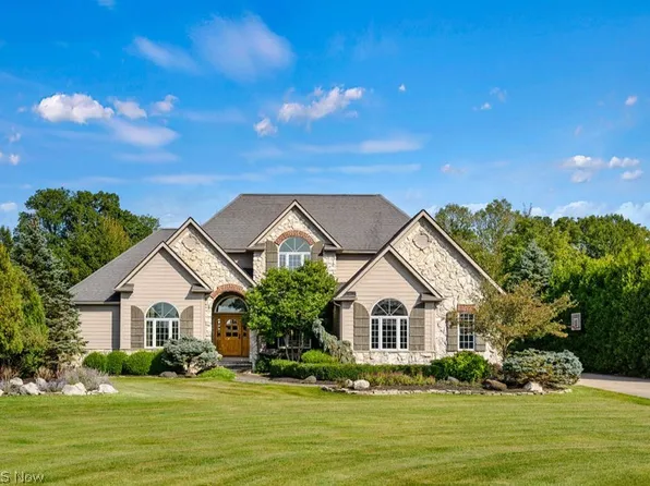 3821 Meadowvale Dr, Akron, OH 44333