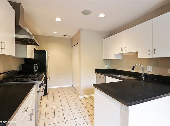 3rd image of 2720 N Greenview Ave #B