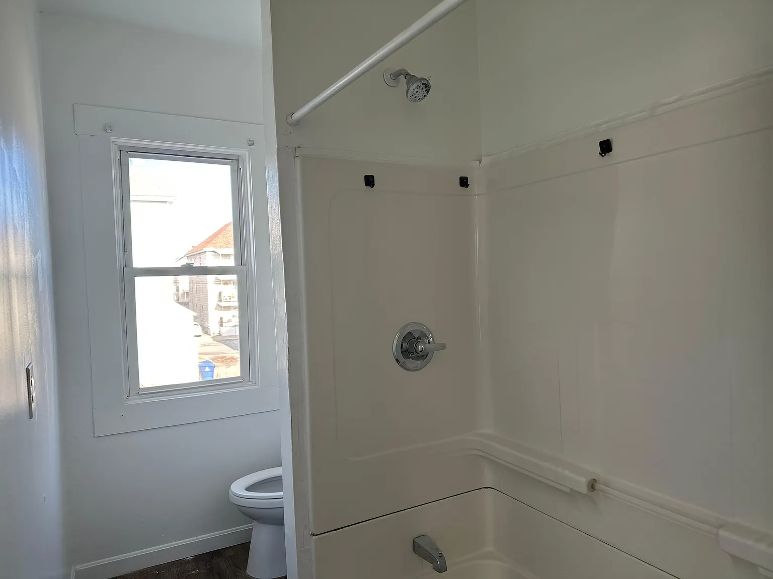 3 bed, 1000 sqft, $2,100 — Photo 4