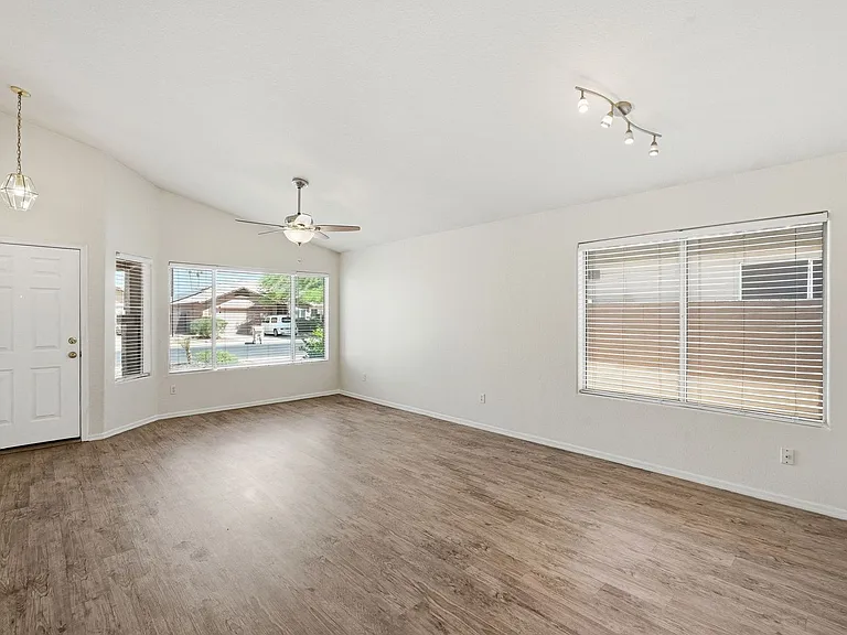 8621 W Shaw Butte Dr — Photo 8