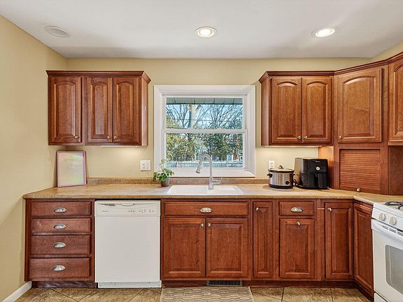 3rd image of 1558 N Bay Dr