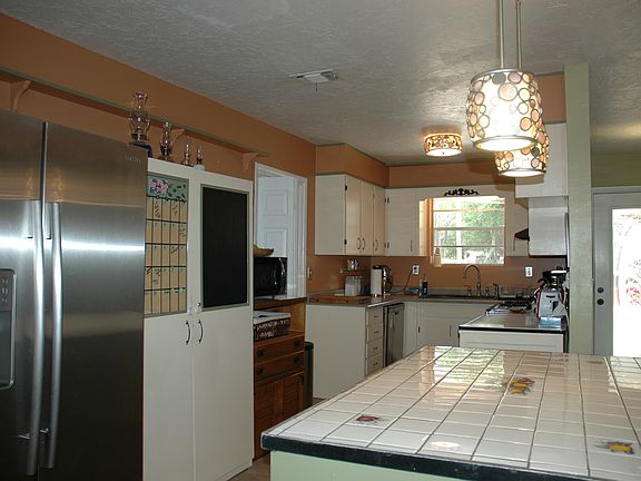 2nd image of 518 Surrey St
