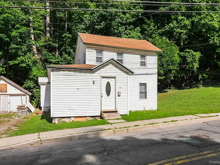 212 Center St — Photo 3