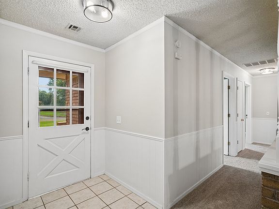 4th image of 903 S Holmes