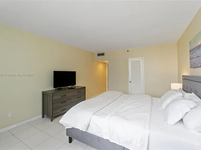 100 Lincoln Rd #1043 — Photo 8