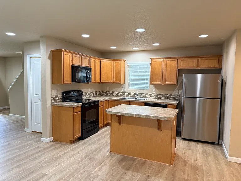 20940 Edgemont St — Photo 3