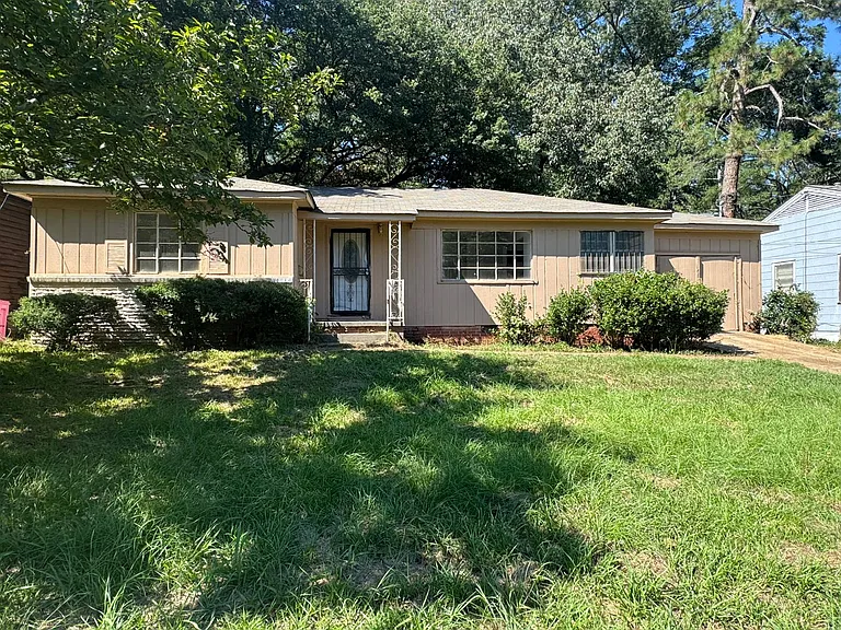 392 Cummins St — Photo 1