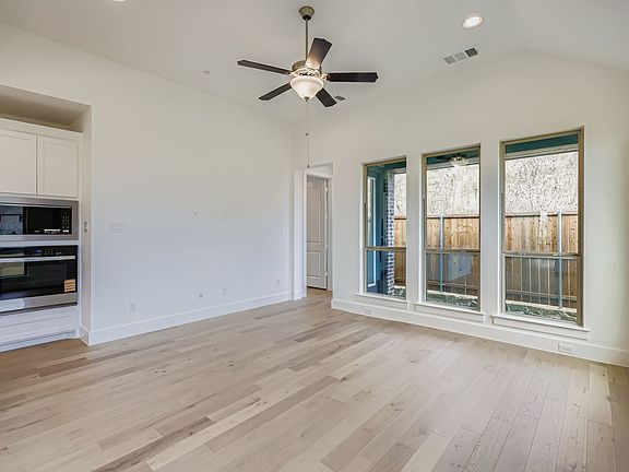 3533 Kings Court - Living Area