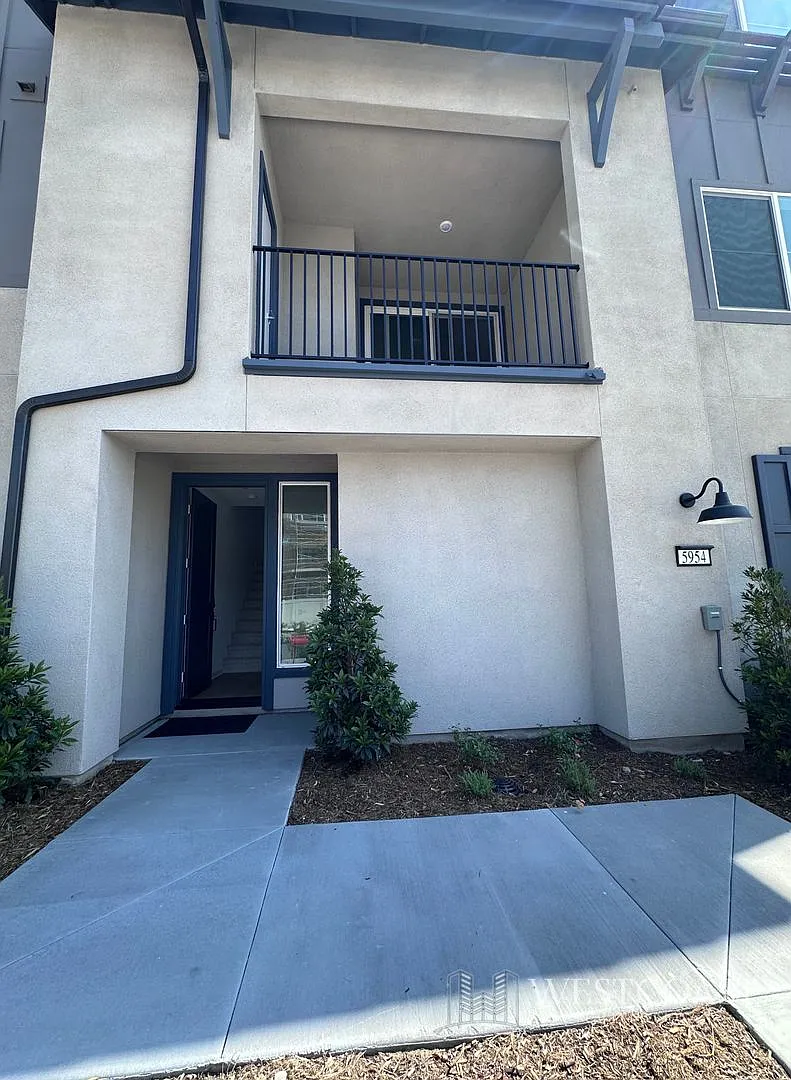 Modern Eastvale Home with Solar, EV Battery Backup & Resort-Style HOA Amenities — Photo 4