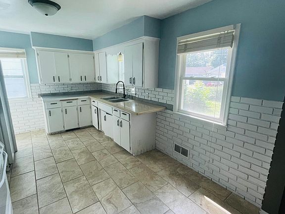5th image of 636 3rd Ave S