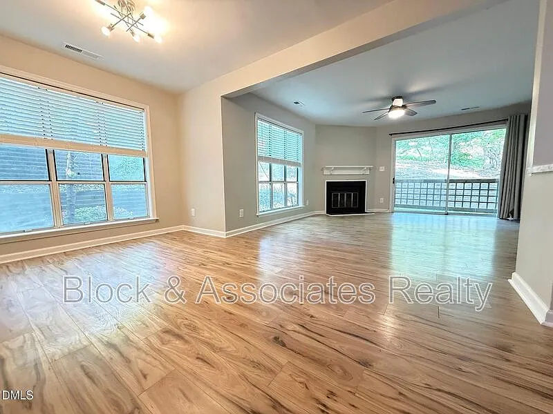 2 bed, 2.0 bath, 1061 sqft, $1,695 — Photo 3