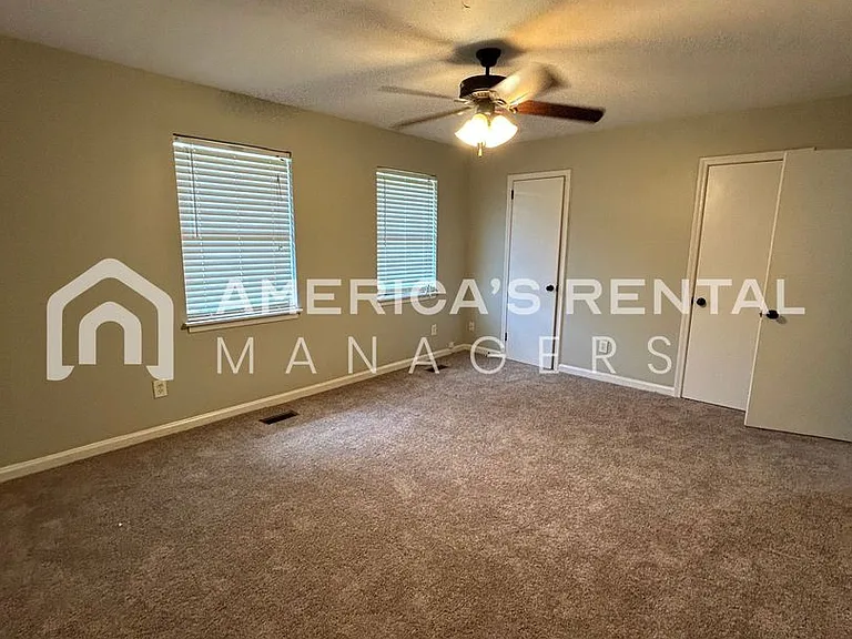 2422 Hampstead Dr — Photo 23