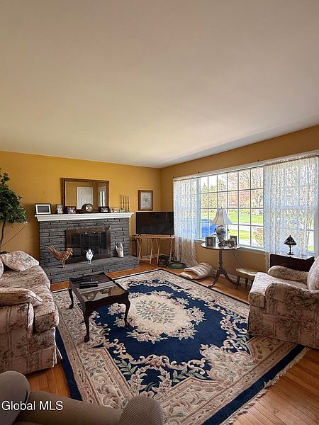 4th image of 17 Plaid Place