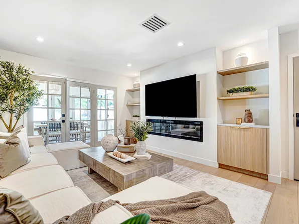 5223 Alhama Dr, Woodland Hills, CA 91364