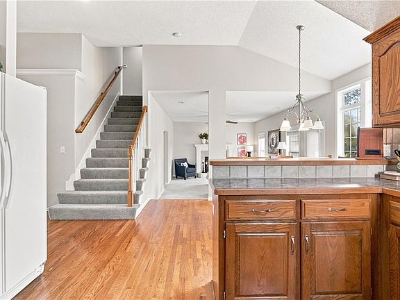 5th image of 525 E Parma Way