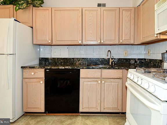 5th image of 5225 Pooks Hill Rd #803