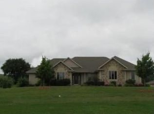 7485 Country View Ln, West Bend, WI 53090